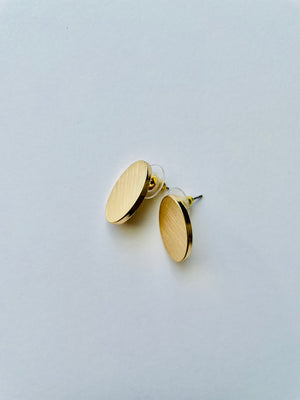 METAL OVAL TEXTURE STUD EARRING