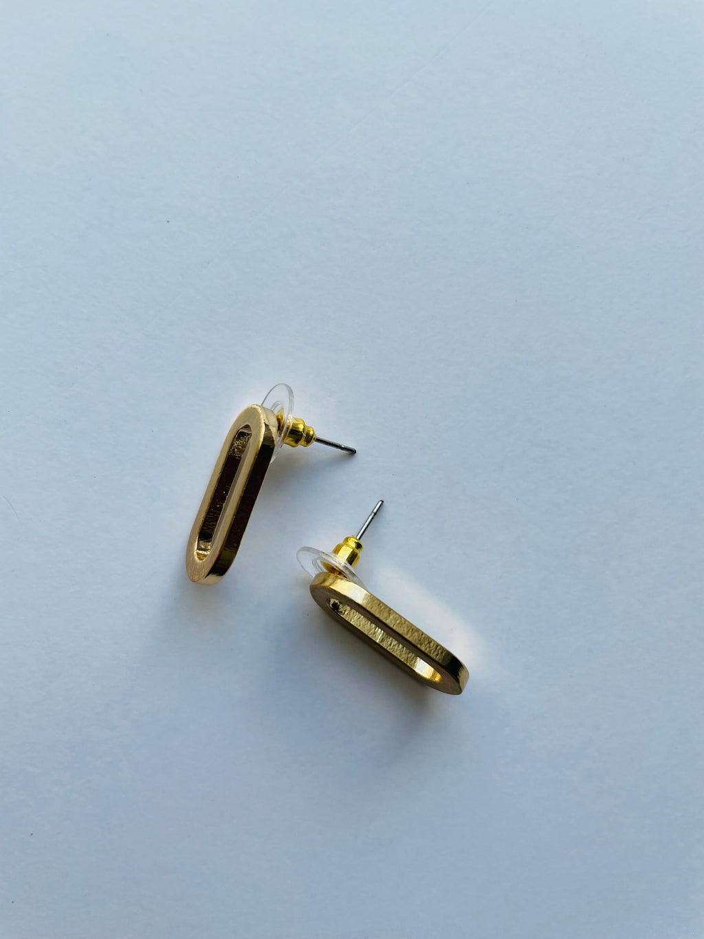 CHIC OVAL STUD EARRING