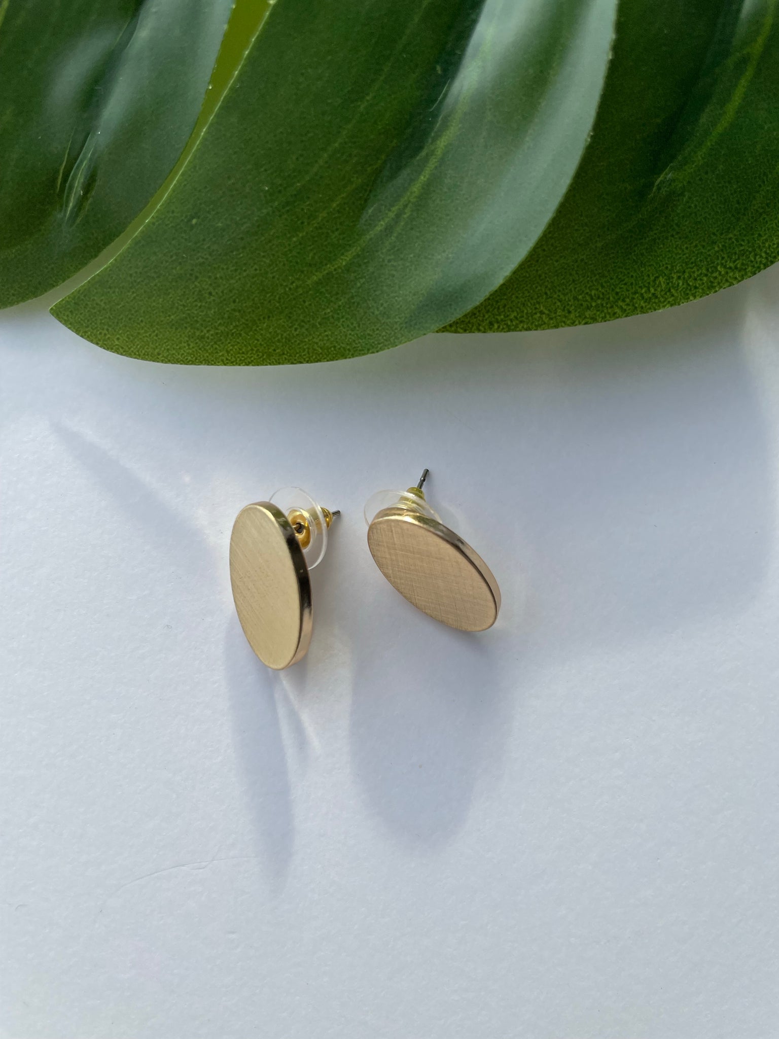 METAL OVAL TEXTURE STUD EARRING